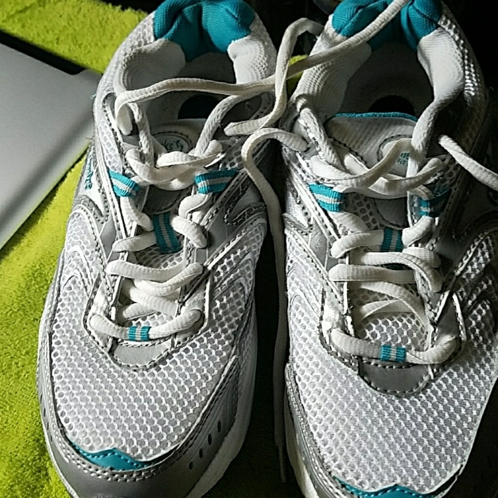 Tennis shoes